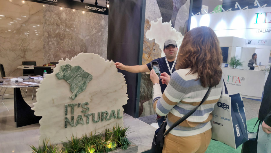 The debut booth included 22 Brazilian exporters and  more than 40 varieties of natural stone. 