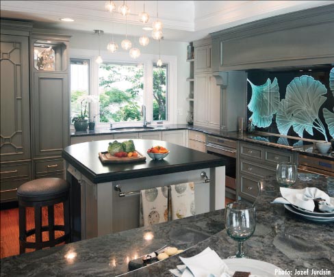 Before & After Kitchen – Kaye Hathaway, CKD, NCIDQ, ASID of Dea Design Group. LTD I Island Lake, IL. Co-Designer(s): Catherine Heir.
