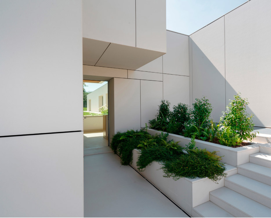 In the12 and 20 mm thicknesses, the sintered slabs measure 60.625 x 135.5 inches (1540 x 3440 mm), the largest size available.