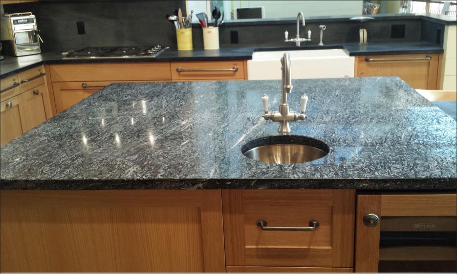 Presented over a large surface like an island and polished, the flows and crystaline patterns in Crowsfoot are some of the most beautiful seen in natural stone. 