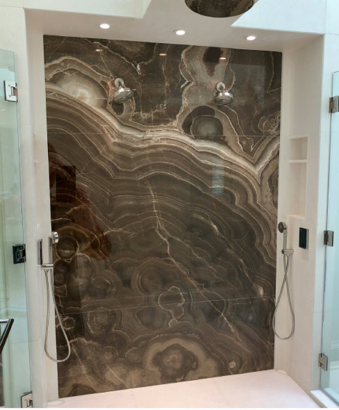 This master bath features a full-height Onyx shower wall. 